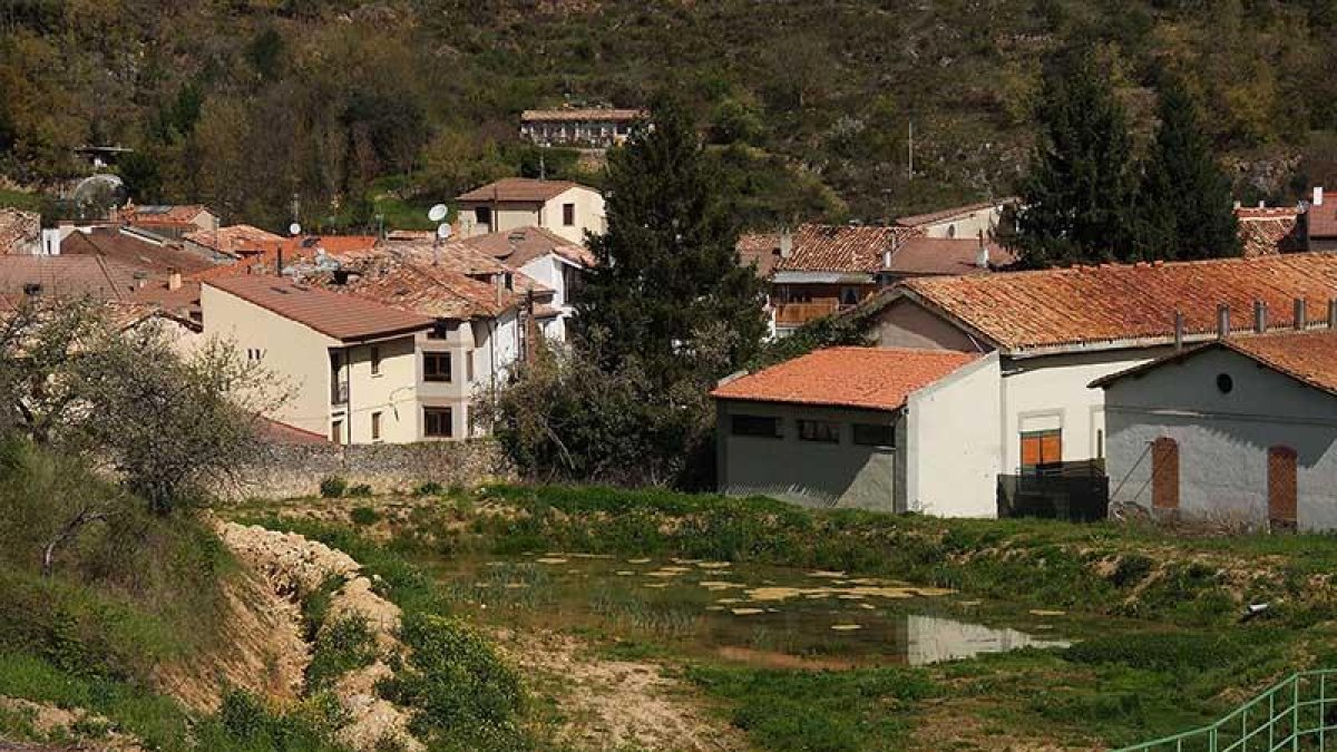 La paralización de las obras transformó el foso en una charca de agua estancada.-G.G.