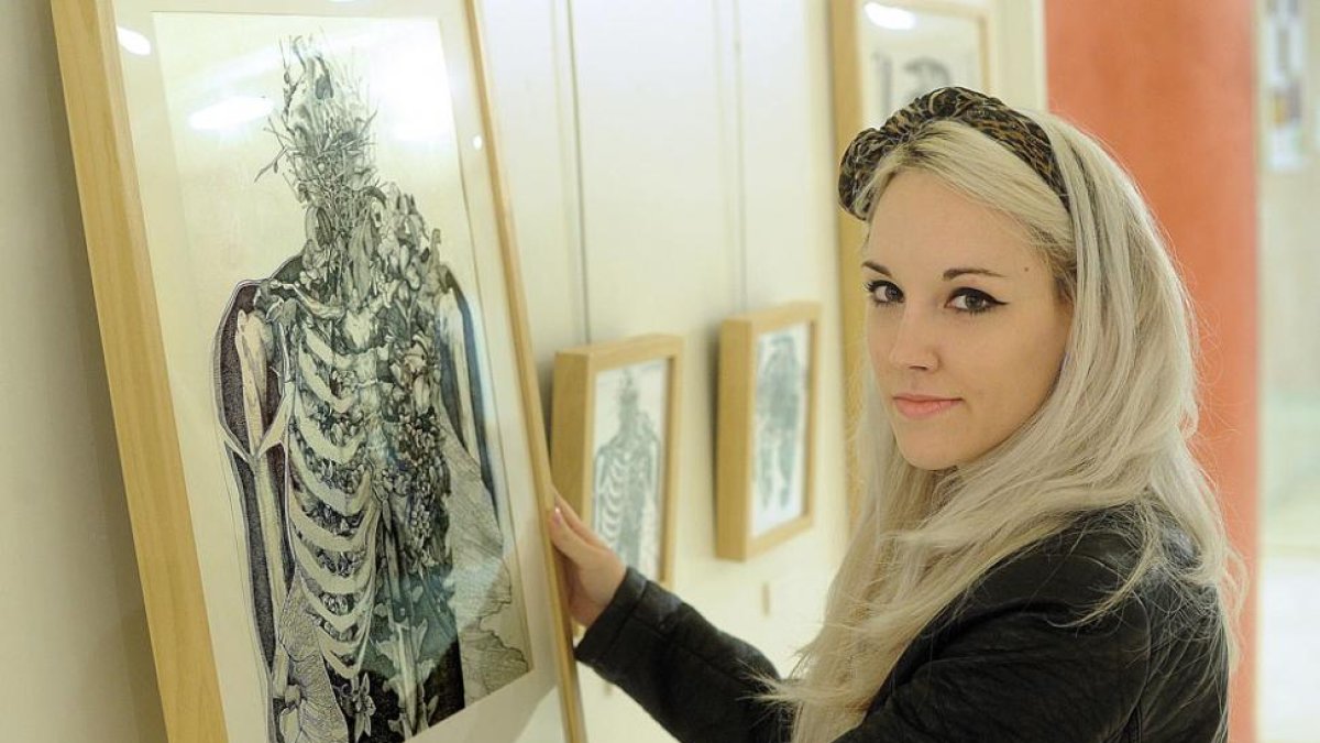 Rebeca Valenciano, con uno de los dibujos que componen esta exposición, su primera individual.-Israel L. Murillo