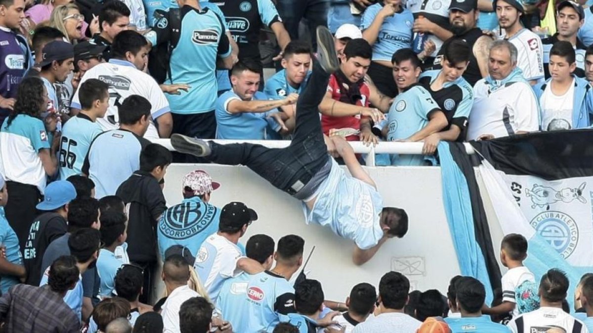 Varios hinchas empujan al vacío a Emanuel Balbo, que murió como consecuencia de la caída.-AP / ÁLVARO MARTÍN CORRAL