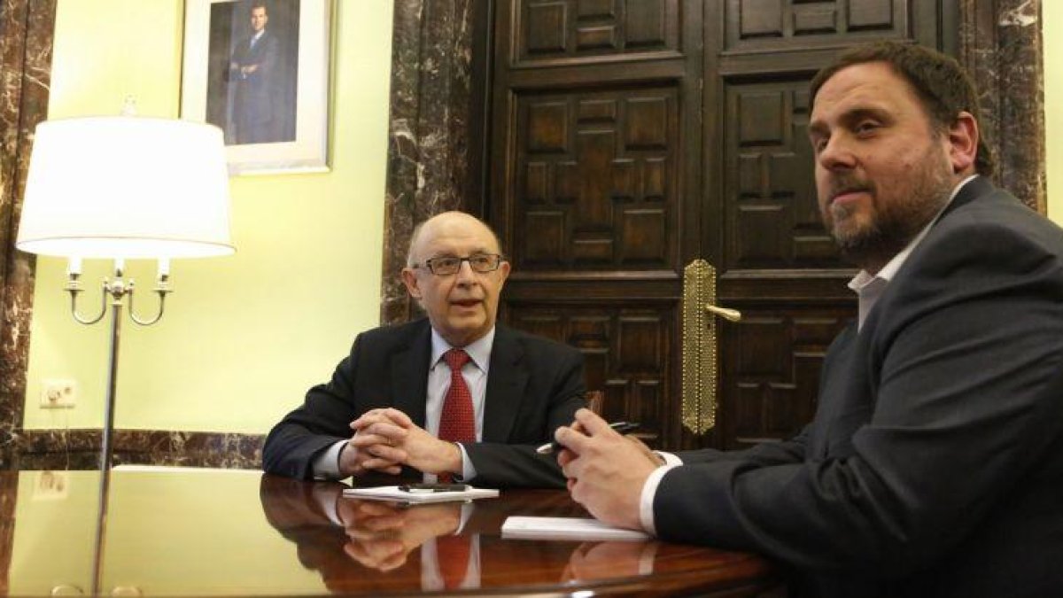 El ministro de Hacienda, Cristóbal Montoro, y el conseller de Economia, Oriol Junqueras, en el Ministerio en marzo del 2016.-AGUSTÍN CATALÁN
