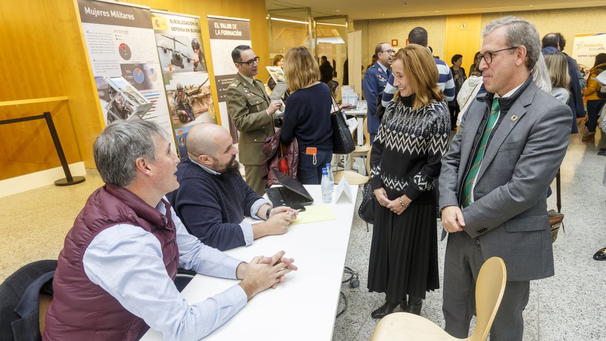 El consejero de empleo Mariano Veganzones acompañado por Carmen Pinto, en la inauguración de la Feria Burgos Empleo que organiza la Cámara de Comercio y la consejería. SANTI OTERO