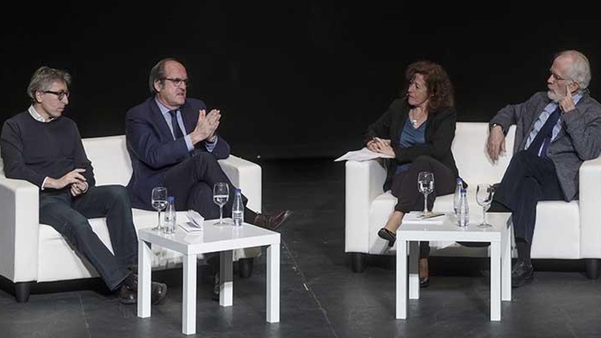 David Trueba, Ángel Gabilondo y Antonio Fraguas ‘Forges’, de i. a d., alargaron la charla durante más de una hora bajo la batuta de la periodista Berna González Harbour.-Santi Otero