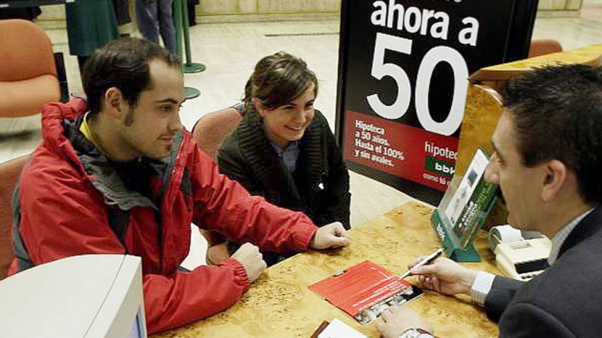 El préstamo medio bajó en 5.626 euros respecto a la cifra alcanzada en 2013 .-IÑAKI ANDRÉS