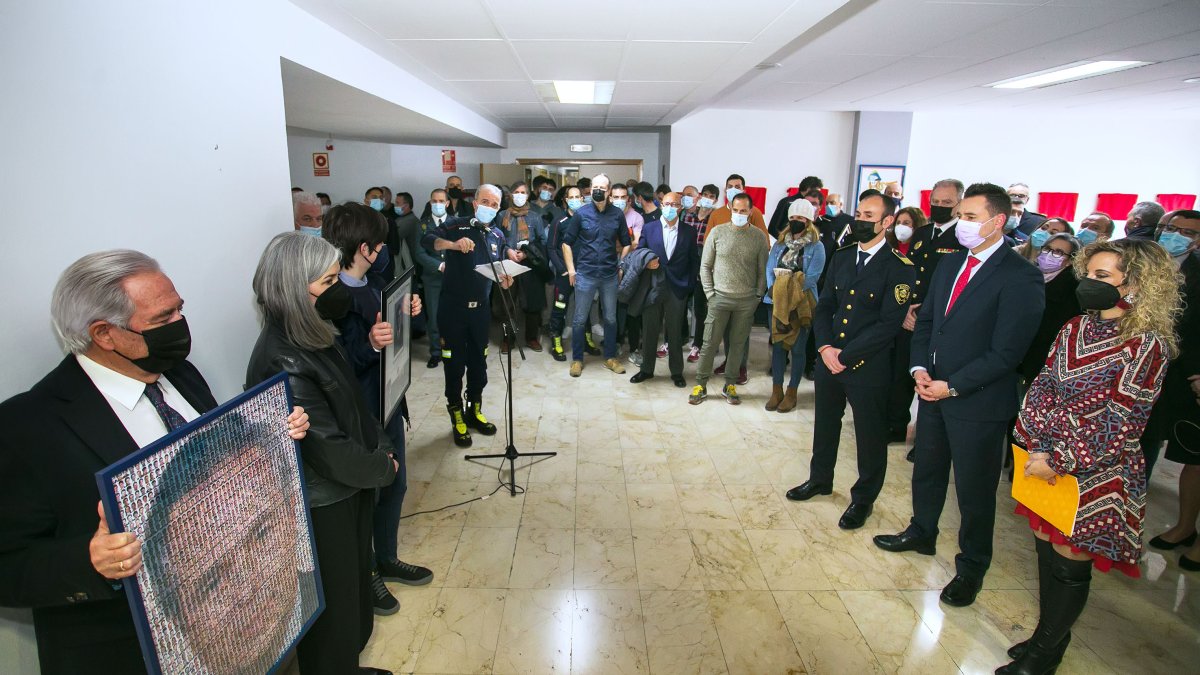 Juan Luis González Ubieta y el bombero fallecido Ramón García recibieron un reconocimiento. TOMÁS ALONSO