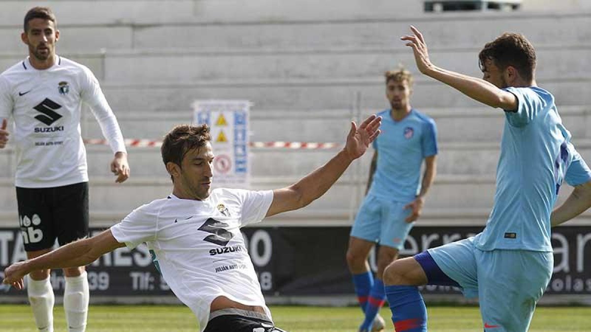 Aritz Borda disputa un balón en el choque contra el Atlético B.-SANTI OTERO