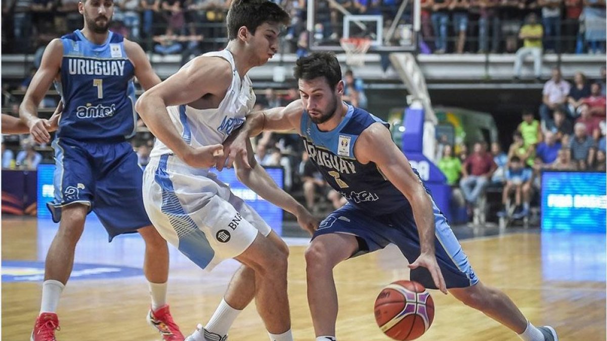 Bruno Fitipaldo supera en bote a un rival durante un partido oficial con la selección de Uruguay.-FIBA