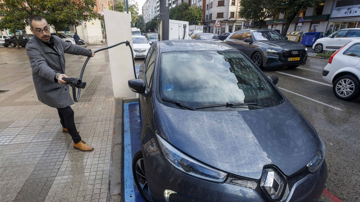 Carlos Castiñeiras, de la Asociación de Usuarios de Vehículos Eléctricos. SANTI OTERO
