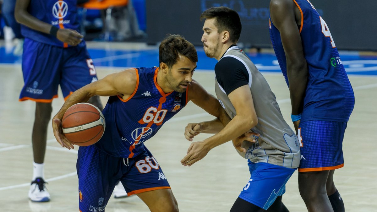 Ayoze Alonso aprovecha el bloqueo para penetrar en la zona del Clavijo. ECB