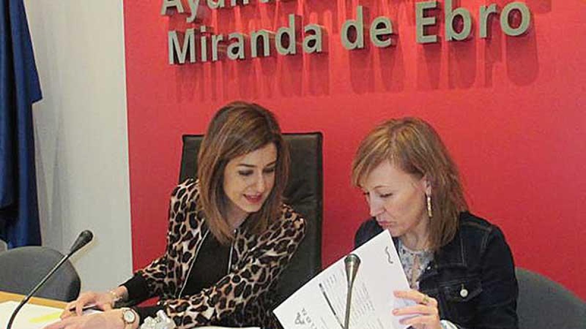 La alcaldesa de Miranda, Aitana Hernando, y la edil de Hacienda, Laura Torres, en una imagen de archivo.-E. M.