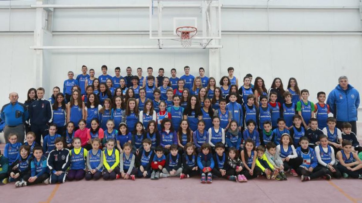 Uno de los grupos de entrenamiento del Campos de Castilla UBU que trabaja habitualmente en el polideportivo del centro escolar Diego Marín Aguilera-Raúl G. Ochoa