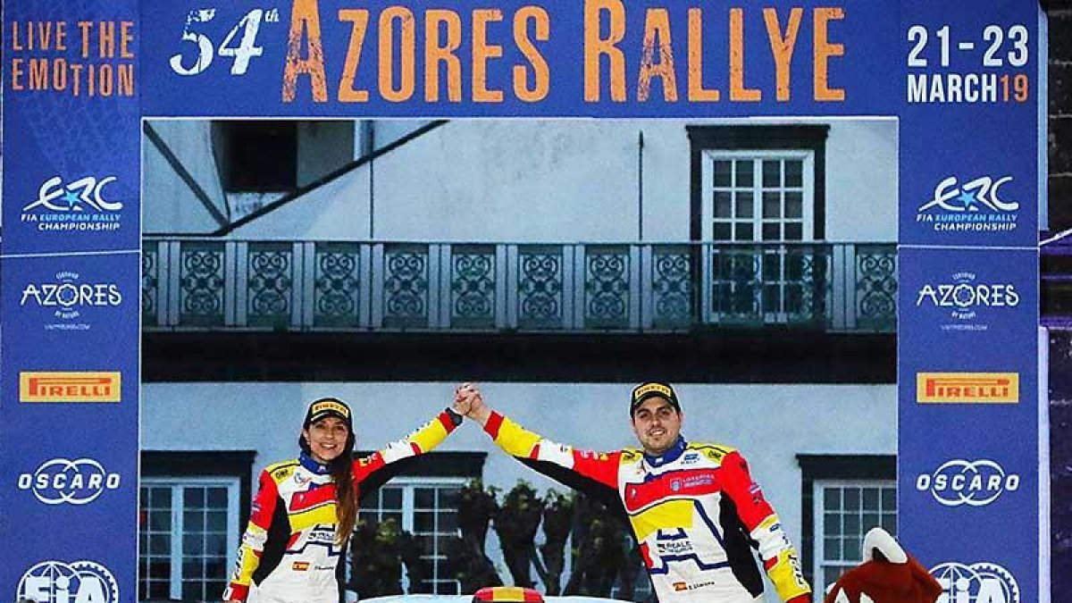 Efrén Llarena y Sara Fernández festejan el título logrado en Azores-ECB