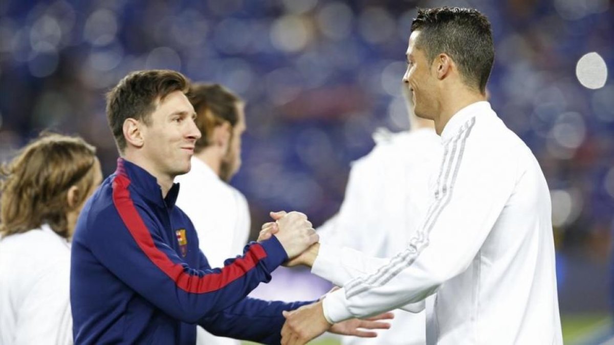 Messi y Cristiano se saludan en la previa del Barcelona-Real Madrid del pasado mes de abril.-ALBERT GEA / REUTERS