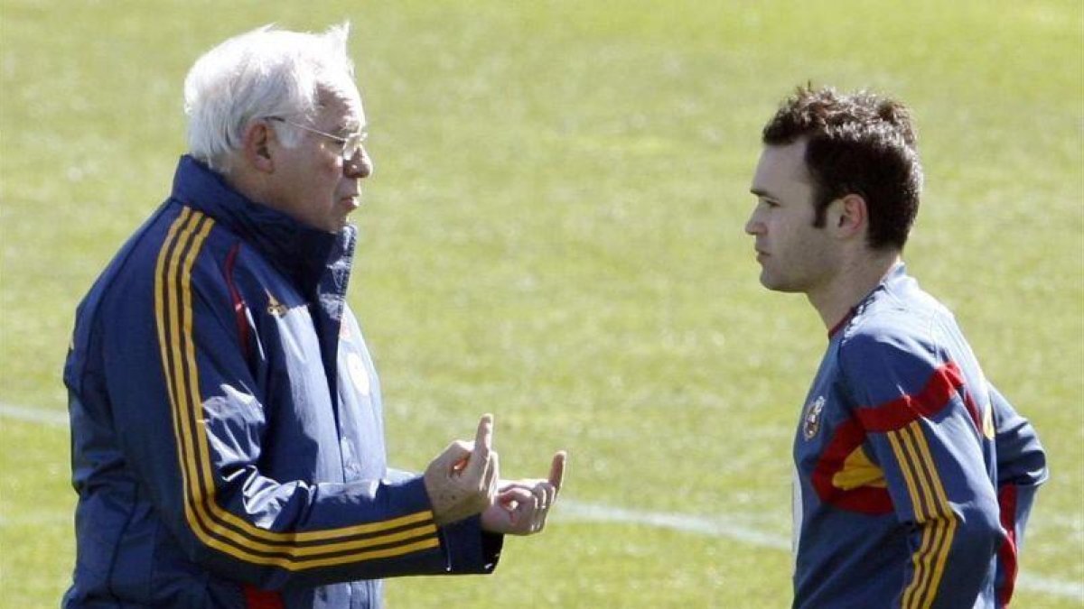 Luis Aragonés habla con Iniesta en una concentración en Las Rozas.-EFE / JOSE HUESCA