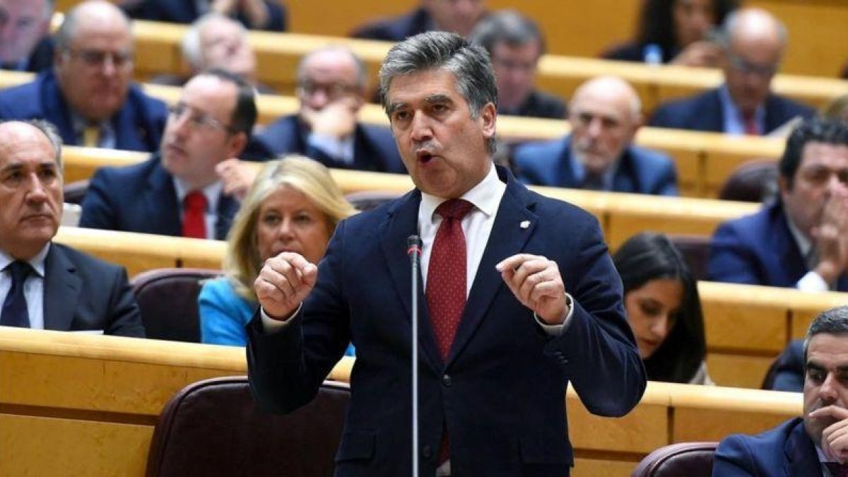 El portavoz popular en el Senado, Ignacio Cosidó, durante su intervención en la sesión de control de este martes.-FERNADO VILLAR / EFE