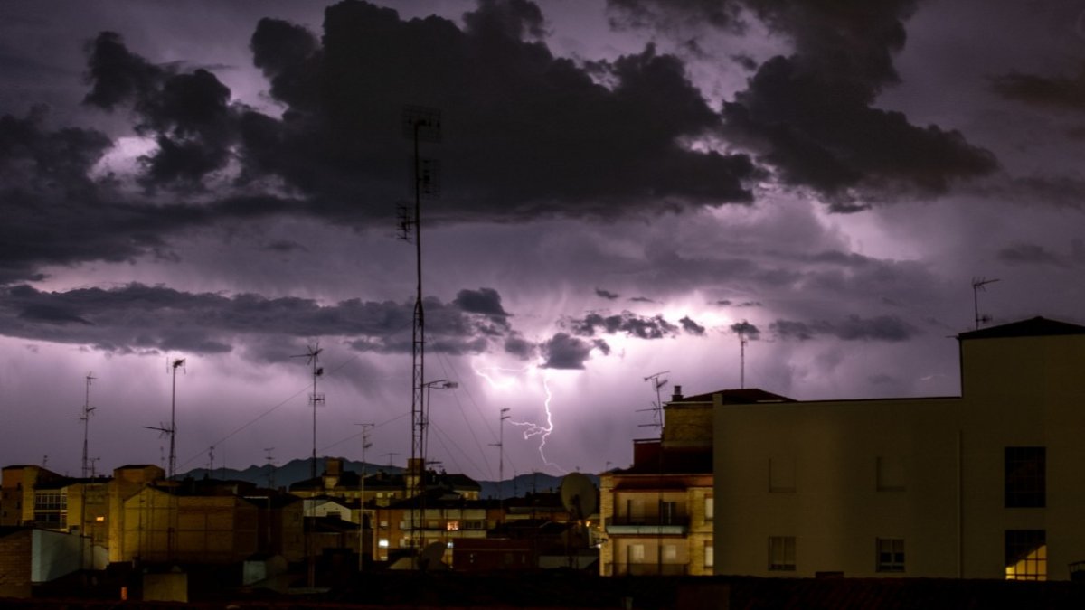 Imagen de una tormenta durante estos días en Miranda de Ebro. MARCO REMÓN