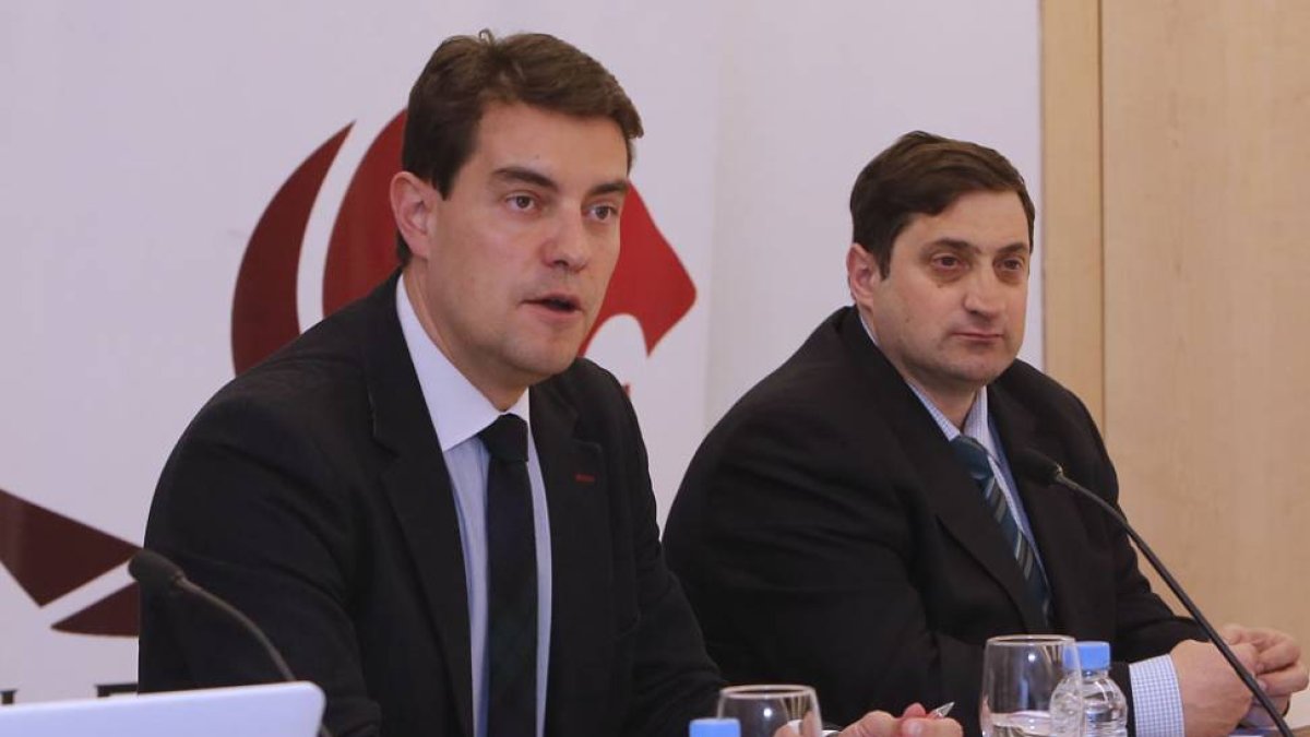 El exconcejal del PP Ángel Ibáñez junto al responsable de León Air, Santos Álvarez.-ISRAEL L. MURILLO