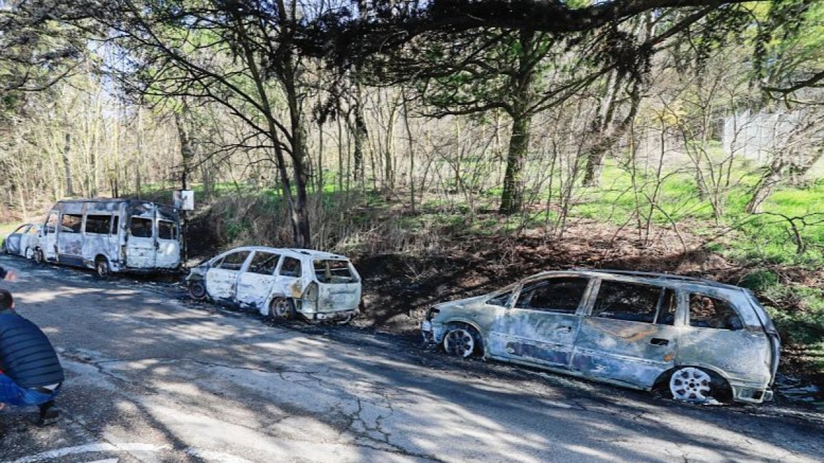Incendio de cuatro vehículos en la subida del Castillo. TOMÁS ALONSO