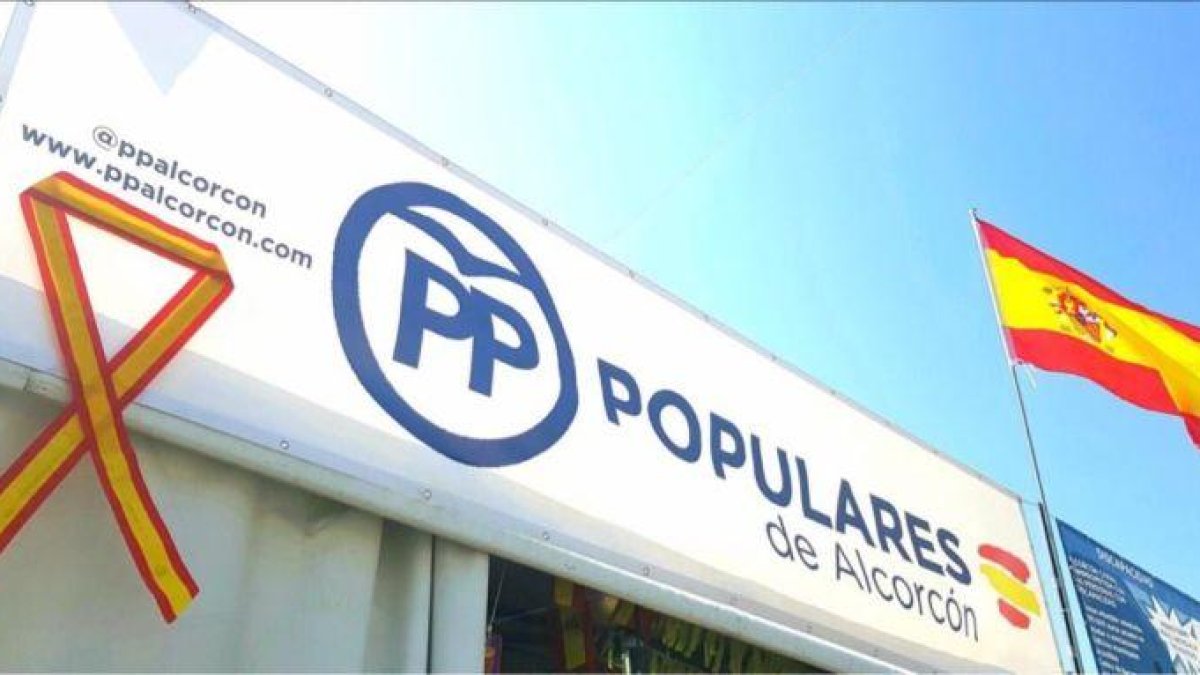 El lazo con la bandera española exhibido por el PP de Alcorcón.-@PPALCORCON