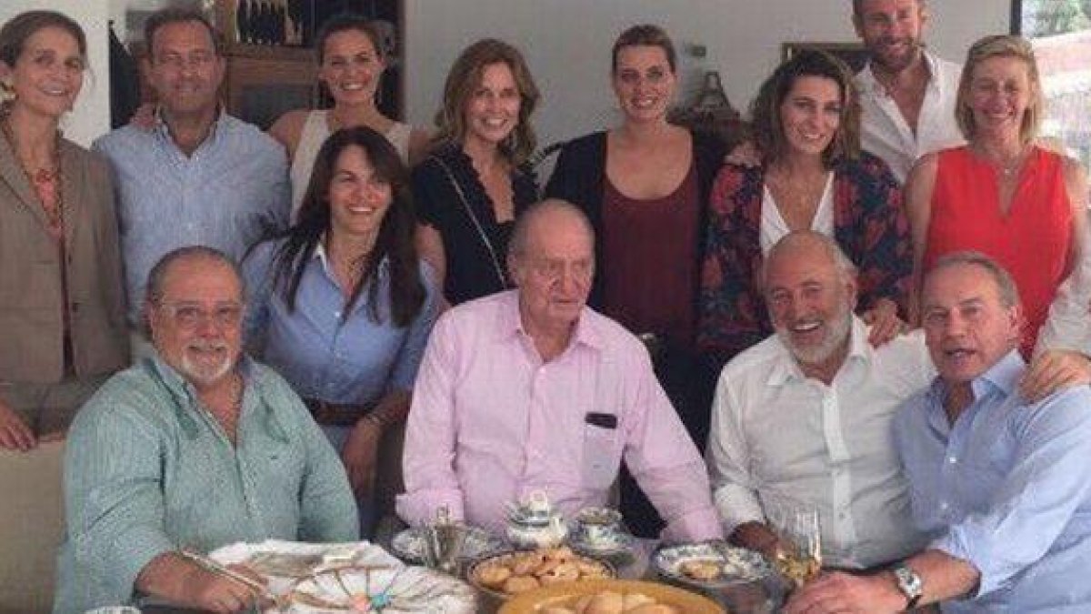 El Rey Juan Carlos y la infanta comiendo paella junto a Arévalo y Bertín Osborne-TWITTER