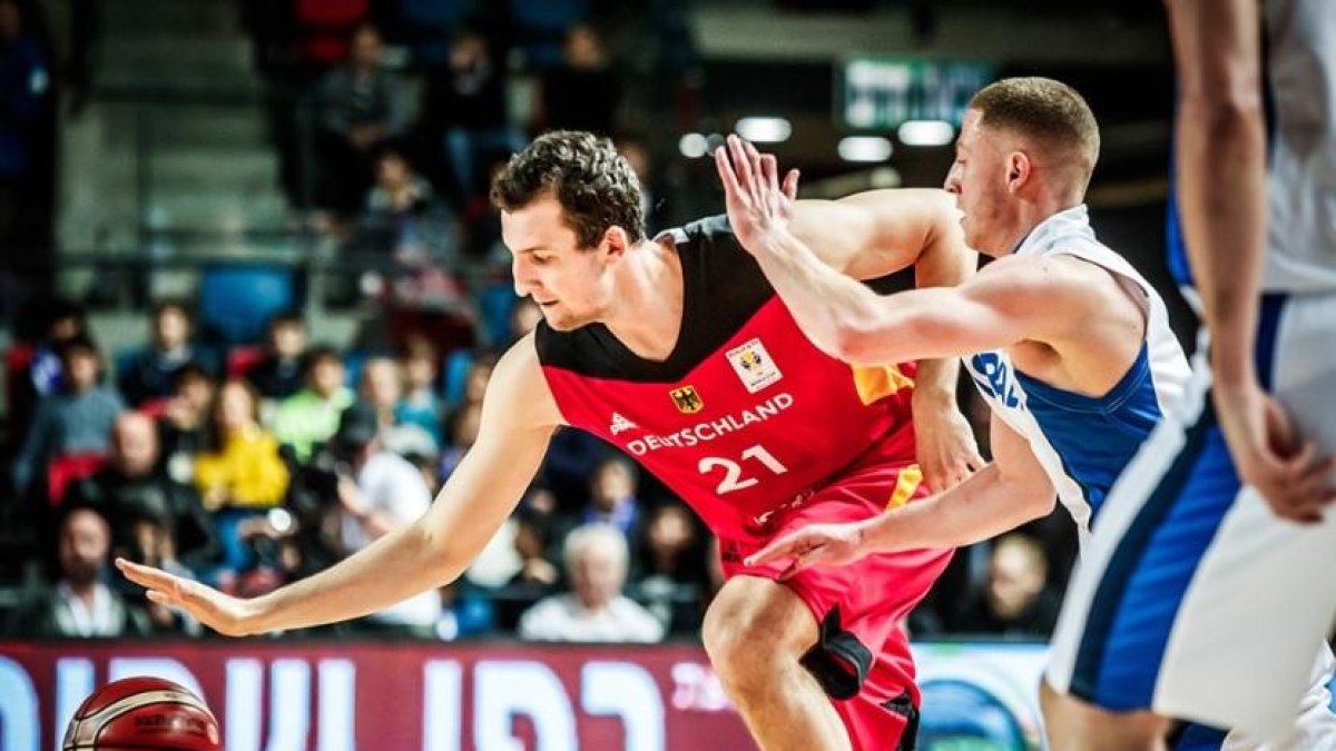 Zipser mantiene la posesión en el partido disputado frente a Israel el pasado jueves.-FIBA
