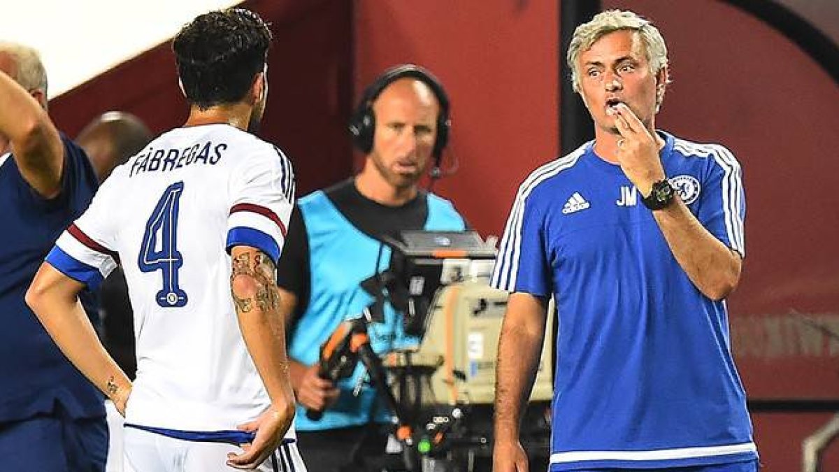 José Mourinho da instrucciones a Cesc, durante el partido entre el Barça y el Chelsea en Washington.-Foto: AFP / NICHOLAS KAMM