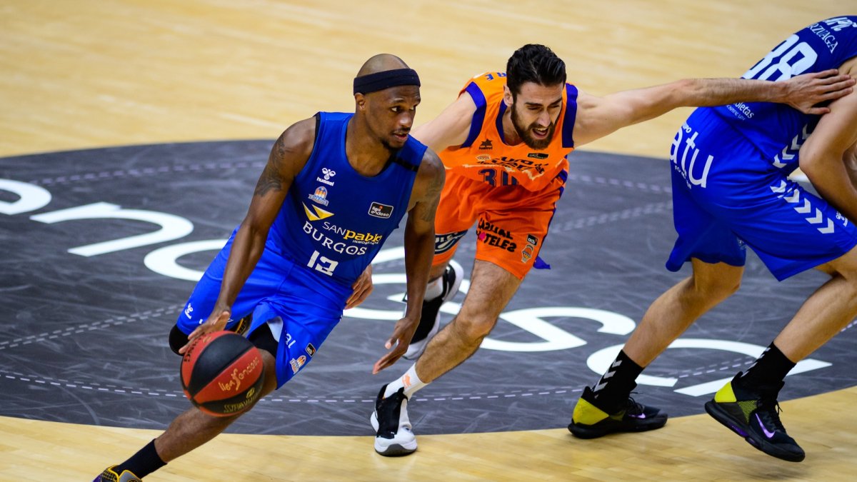 McFadden aprovecha el bloqueo de Apic para superar a Sastre, del Valencia. ACB PHOTO