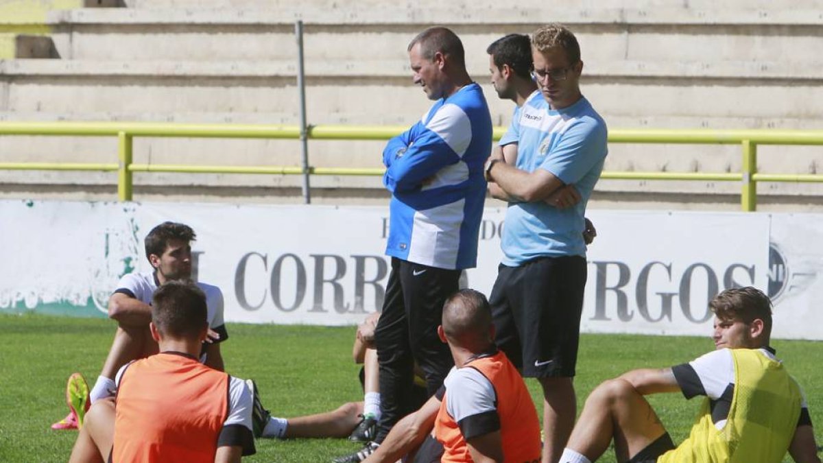 Viadero charla con sus jugadores durante un entrenamiento.-RAÚL OCHOA