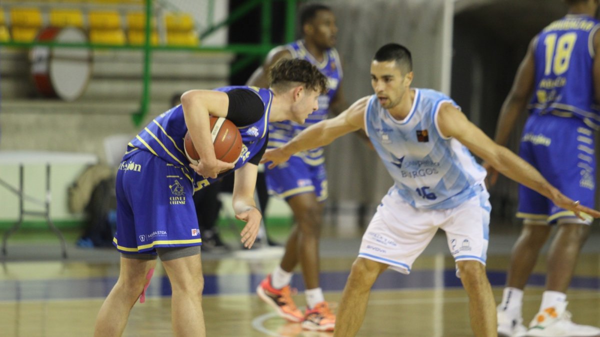 Álex López durante el encuentro ante Club Ourense Baloncesto. COB / Alejandro Tinoco