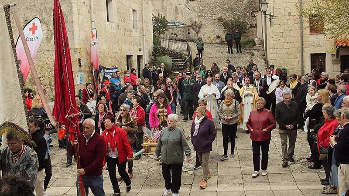 Los asistentes procesionaron un año más portando los emblemas de Santa Casilda, la patrona a la que hace dos siglos pidieron ayuda para erradicar la peste.-G.G.
