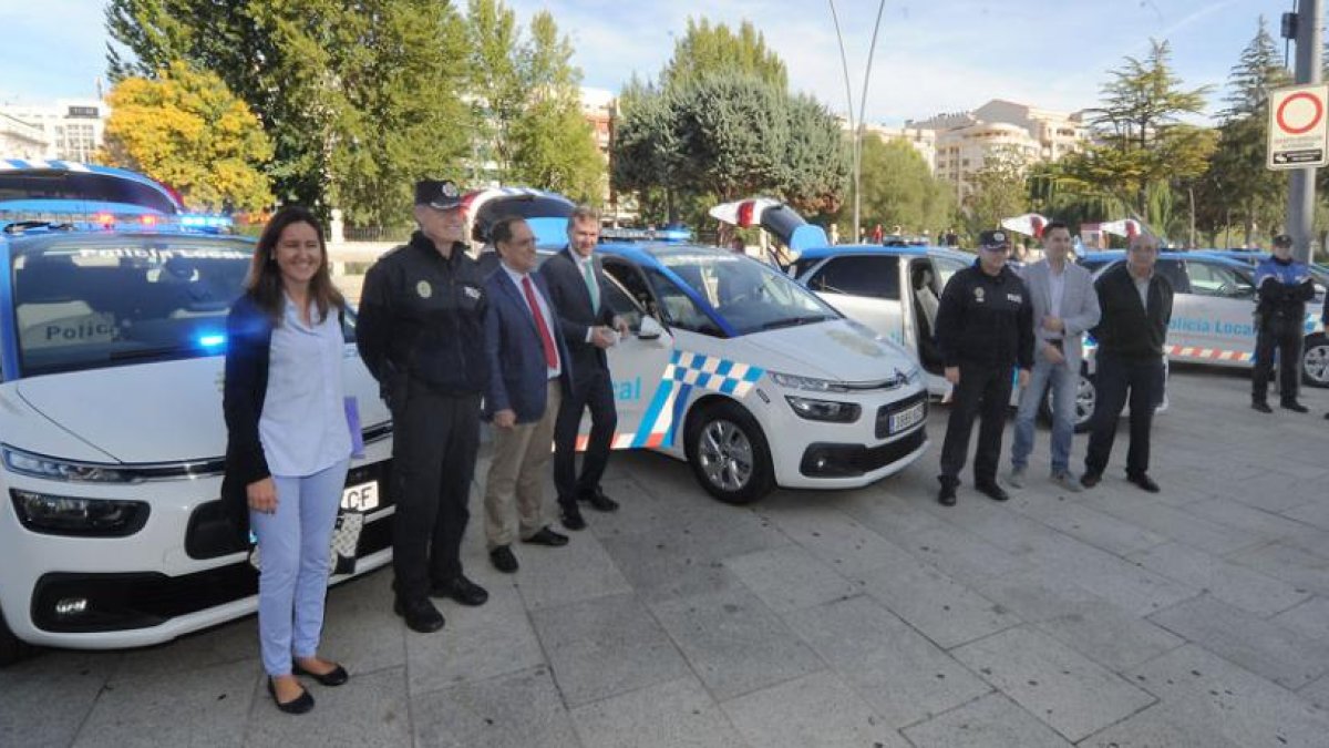 Autoridades y mandos policiales, junto a los nuevos vehículos de la Policía Local.-ISRAEL L. MURILLO