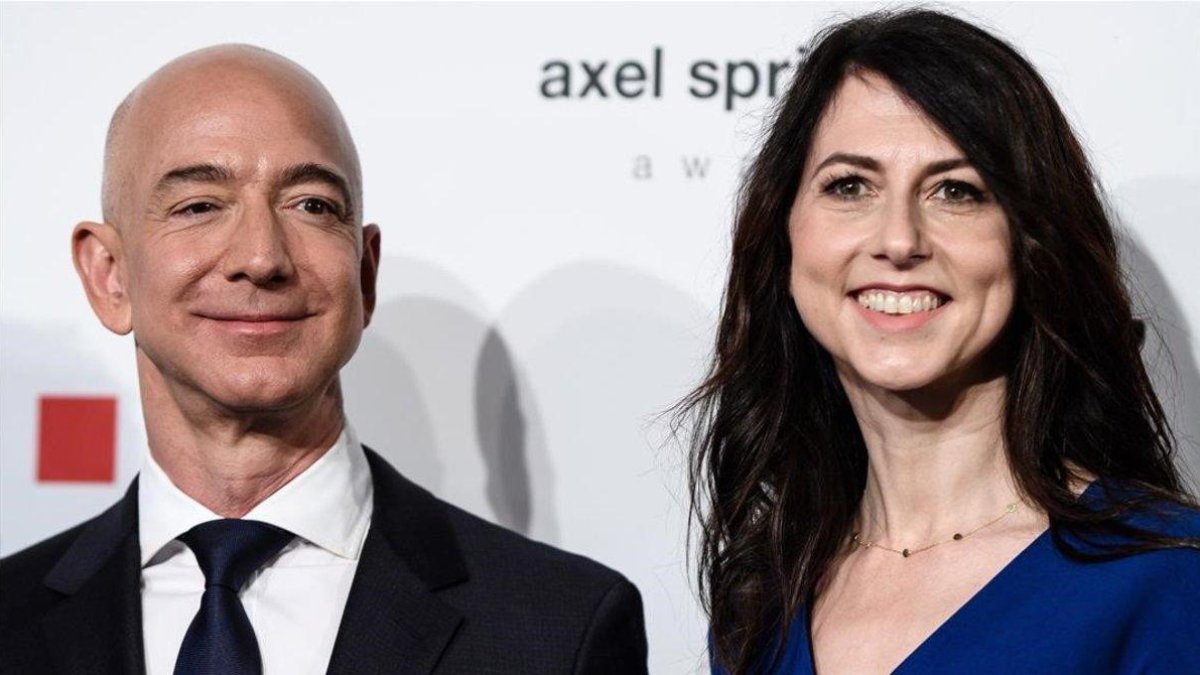 Jeff Bezos y su esposa MacKencie, el pasado abril en Berlín.-EFE