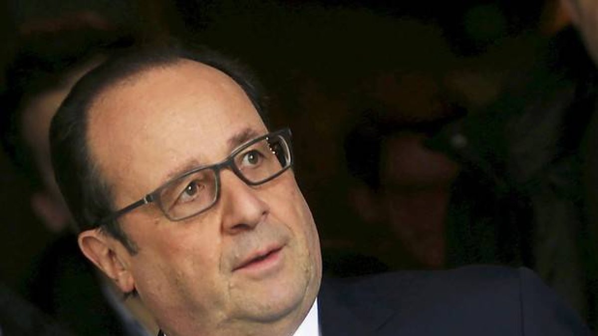 El presidente francés François Hollande sale de votar en Tulle este fin de semana.-Foto:   REUTERS / REGIS DUVIGNAU