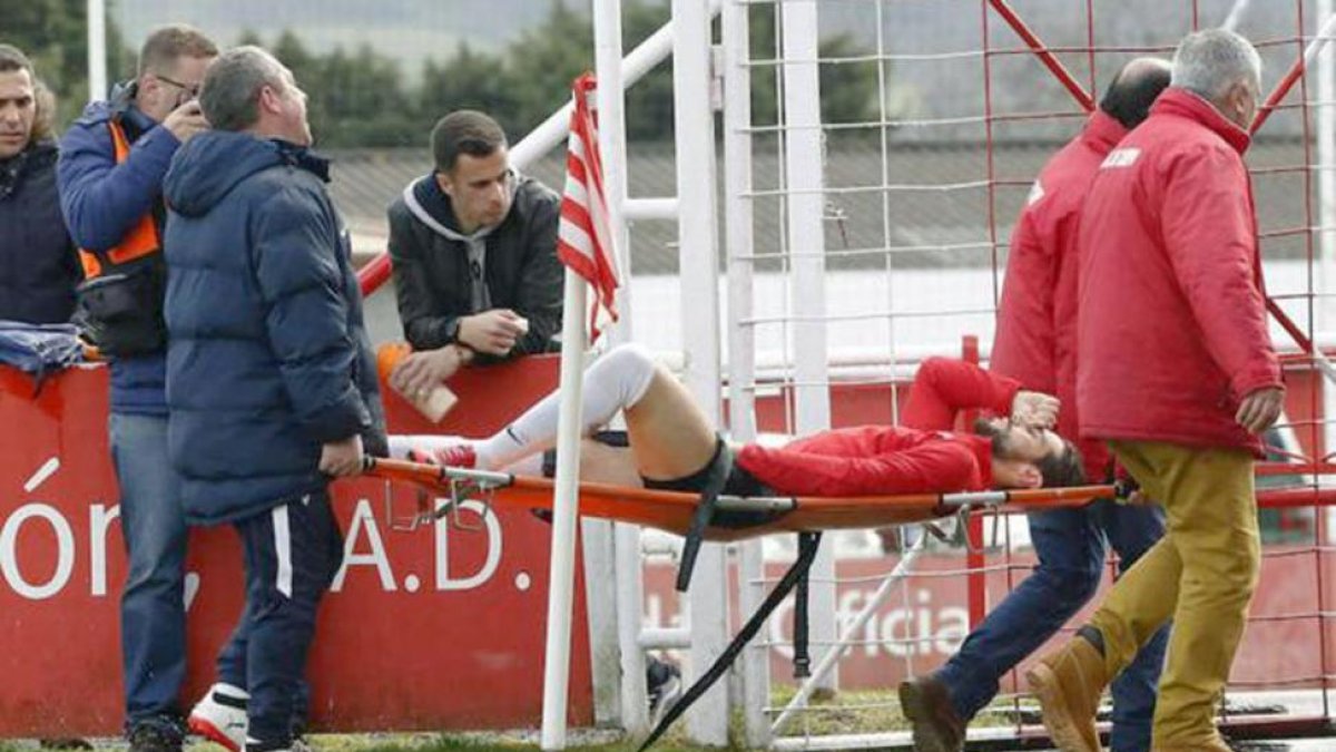Andrés es retirado en camilla tras caer lesionado ante el Sporting B.-ARNALDO GARCÍA