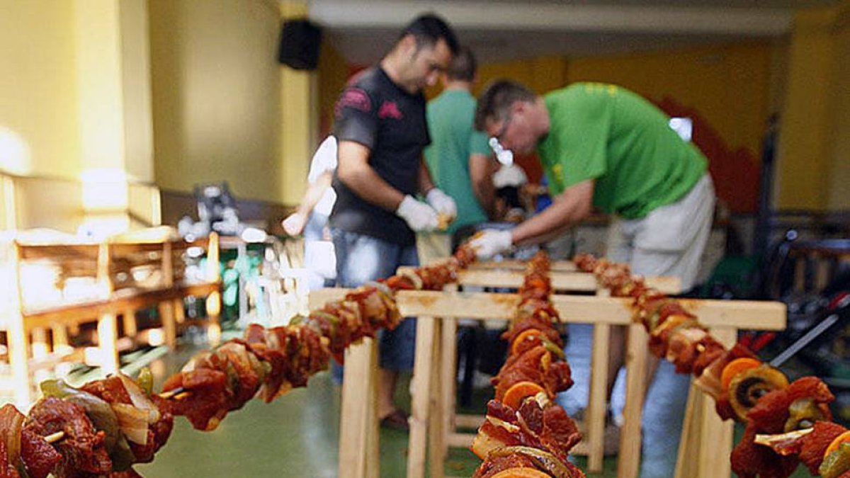 El kilométrico pincho moruno de 2010 supuso otro gran éxito en común para los vecinos de la localidad.-ECB