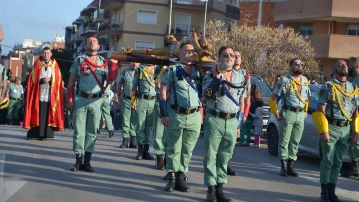 Exlegionarios llevan a un Cristo por las calles de LHospitalet el 2015.-EL PERIÓDICO (PARROQUIA DE LA IMMACULADA CONCEPCIÓ)