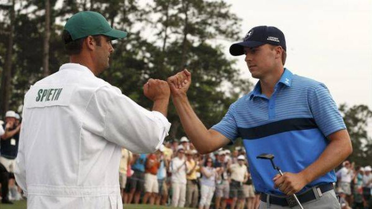 Jordan Spieth y su 'caddie' chocan los puños durante la primera jornada del Masters de Augusta.-Foto: REUTERS / PHIL NOBLE