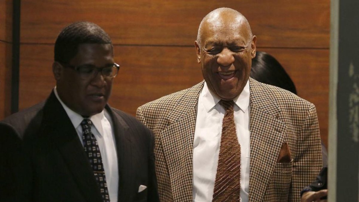 Bill Cosby sale de un ascensor, en la corte judicial de Norristown, Pennsylvania, donde está siendo juzgado.-REUTERS