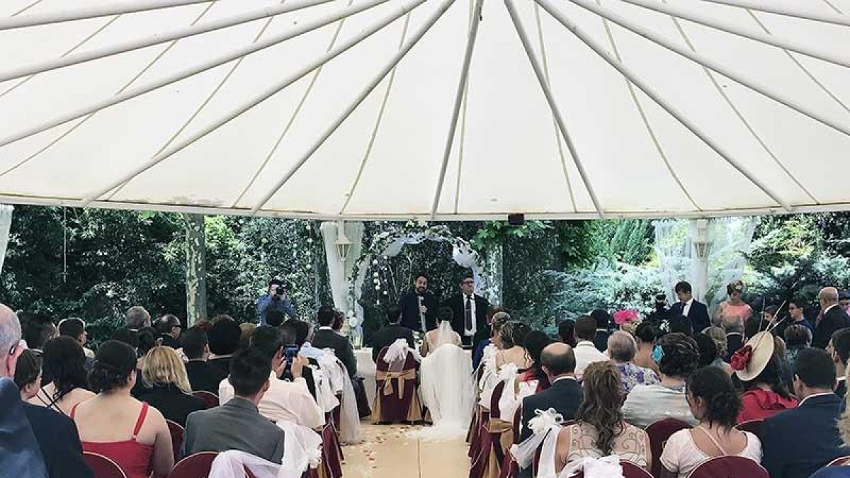 Boda civil celebrada en el hotel Montermoso, que también aprecia un descenso de ceremonias religiosas.-MONTERMOSO