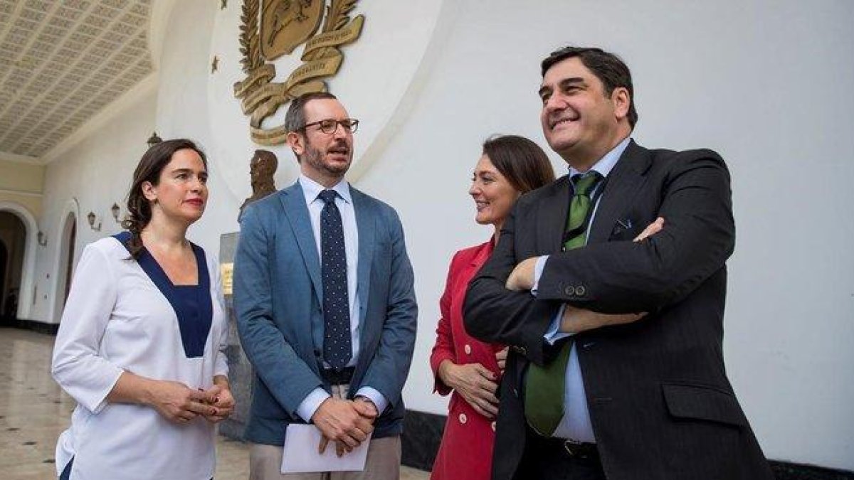 Javier Maroto (2i), José Ignacio Echaniz (d),, Valentina Martínez (2d) y Belén Hoyo (i),  en el Palacio Federal Legislativo de la Asamblea Nacional de Venezuela este martes en Caracas-