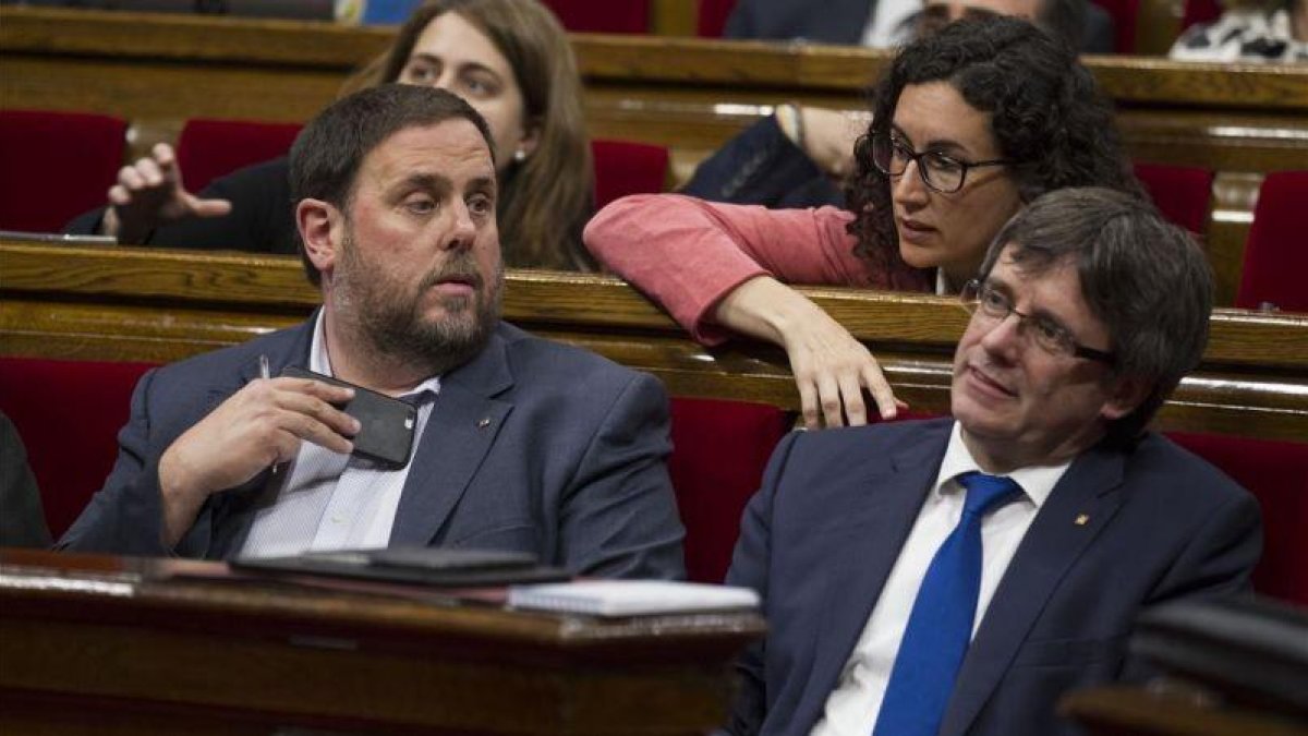 Oriol Junqueras, Marta Rovira y Carles Puigdemont, en el Parlament antes de su destitución y disolución.-ALBERT BERTRAN