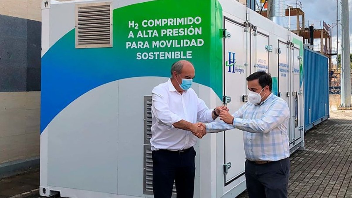 Hernando entrega las llaves del compresor en Puerto Llano. ECB