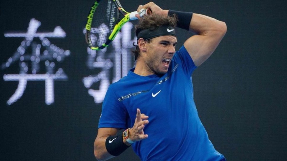 Nadal golpea una bola durante el partido contra Dimitrov, este sábado en Pekín. /-AFP