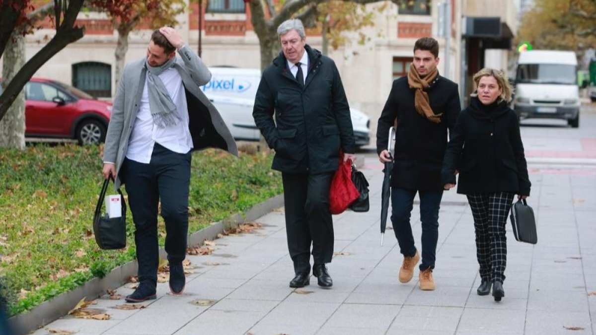 Jugadores y abogados llegando a la Audiencia Provincial. RAÚL OCHOA