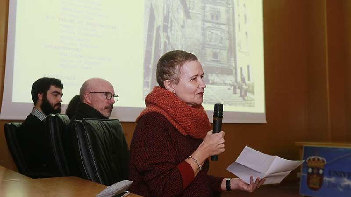 Arantza Arrieta, de AU Arquitectos, durante la presentación del proyecto, ayer, en la Escuela Politécnica Superior.-RAÚL G. OCHOA