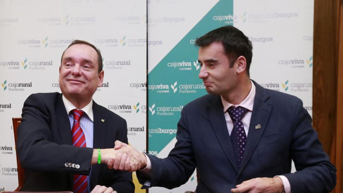 Ramón Sobremonte y Álvaro Echevarrieta se dan la mano tras la firma del convenio.-RAÚL OCHOA