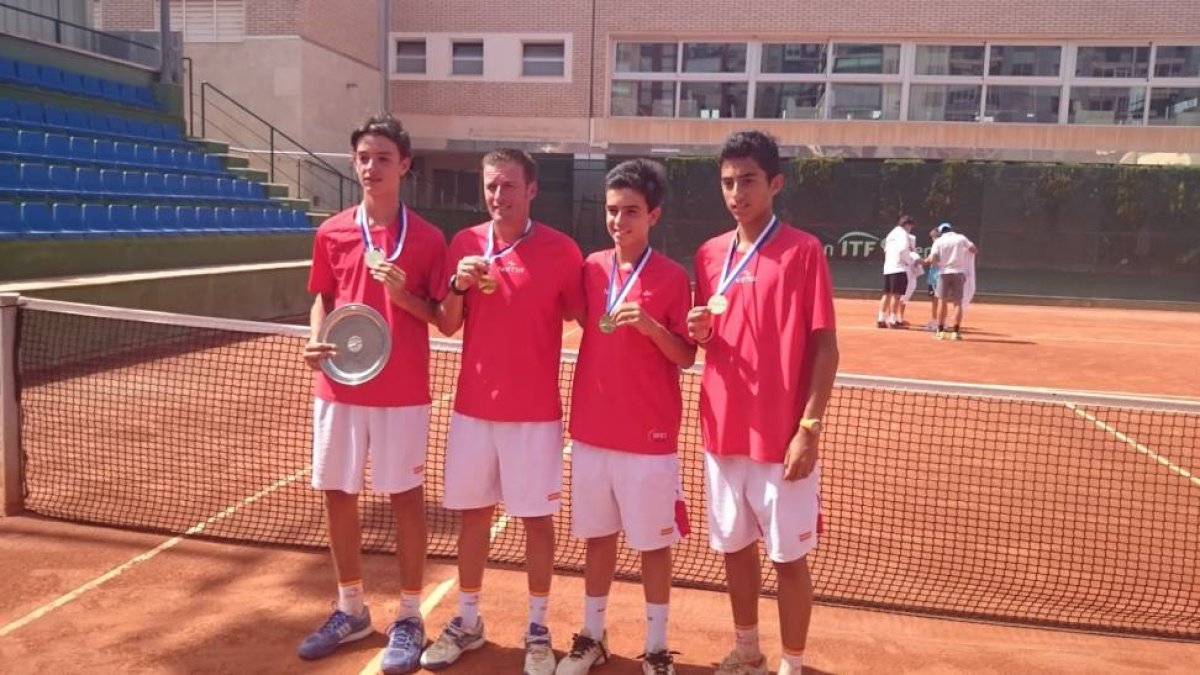 Nicolás Álvarez (primero por la derecha) posa con la medalla de campeón.-BLOG NICOLÁS ÁLVAREZ