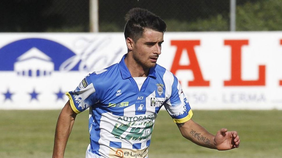 Zazu controla el balón.-SANTI OTERO