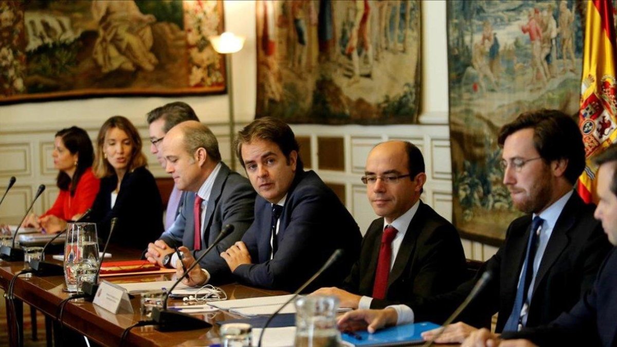 Lasso de la Vega (primero por la derecha) y Bermúdez de Castro (tercero), en la reunión de la comisión de secretarios y subsecretarios de Estado el 28 de octubre del 2017, cuando se publicaron en el BOE las medidas del 155-EL PERIÓDICO