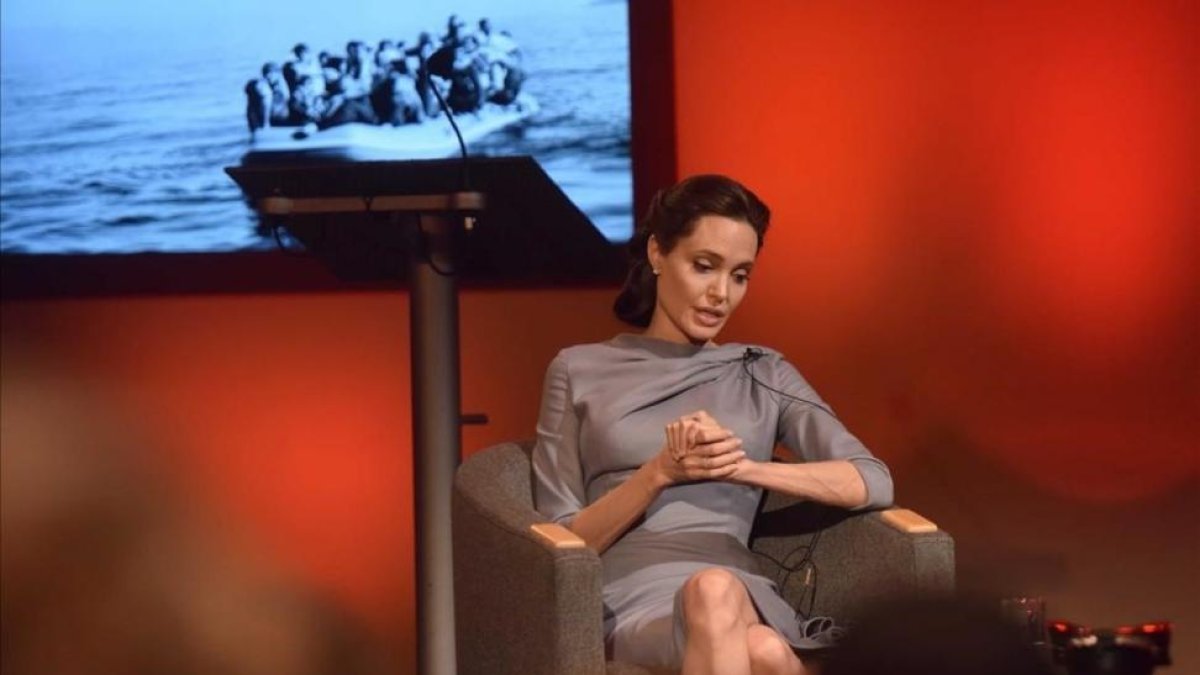 Angelina Jolie durante su intervención en Londres como enviada especial del ACNUR.-AP / JEFF OVERS