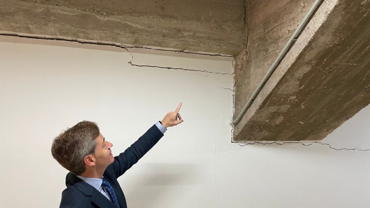 Barriada señala las grietas en uno de los pilares del polideportivo. ECB
